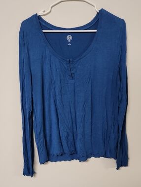 SO Women's Long-Sleeve Scoop Neck Top in Royal Blue